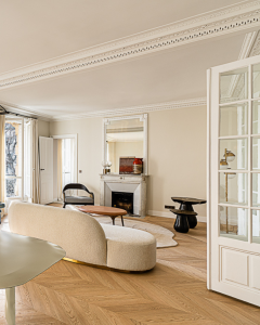 Salon appartement parisien Bellechasse avec cheminee en marbre